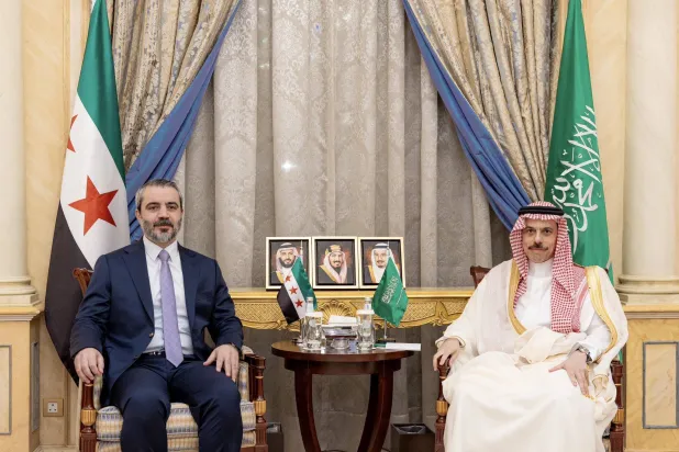 الأمير فيصل بن فرحان مستقبلاً الوزير أسعد الشيباني في الرياض الجمعة (الخارجية السعودية)