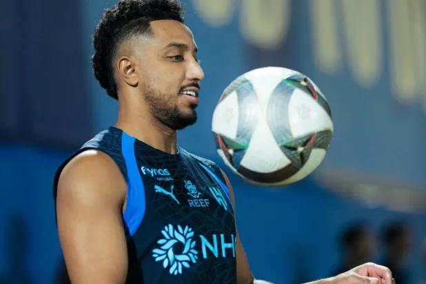 سالم يداعب الكرة خلال تدريبات الهلال (النادي)
