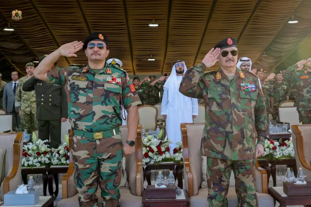 المشير خليفة حفتر ونجله ونائبه صدام خلال إحياء الذكرى الثانية عشرة لدخول الجيش إلى بنغازي (إعلام القيادة العامة)