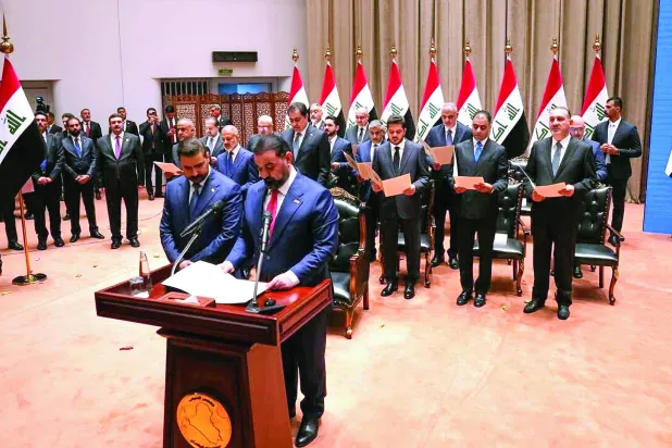 رئيس البرلمان العراقي هيبت الحلبوسي يقرأ اليمين الدستورية وإلى جانبه رئيس الحكومة علي الزيدي ومن خلفهما وزراء جدد يوم 15 أكتوبر 2026 (إعلام حكومي)