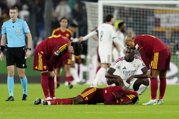 الدولي الفرنسي مانو كونيه لاعب روما أصيب خلال مواجهة ريال مدريد (رويترز)