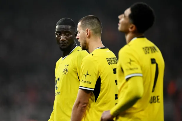 حسرة لاعبي دورتموند بعد التعادل في برلين (رويترز)