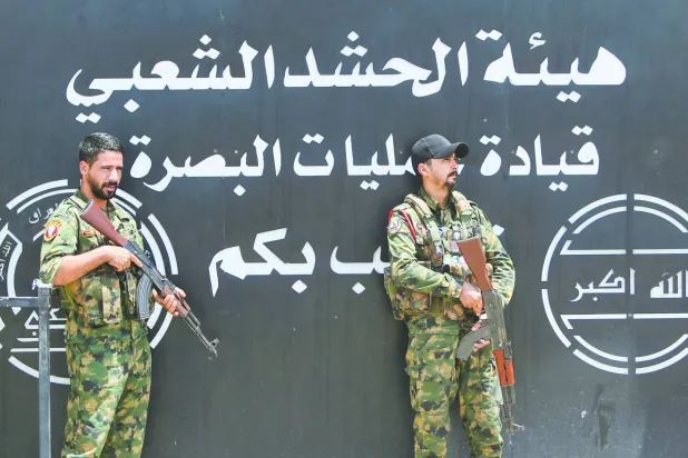 أفراد من «الحشد الشعبي» العراقي في حالة حراسة خارج مقر قيادة عمليات البصرة 29 يوليو 2026 (رويترز)