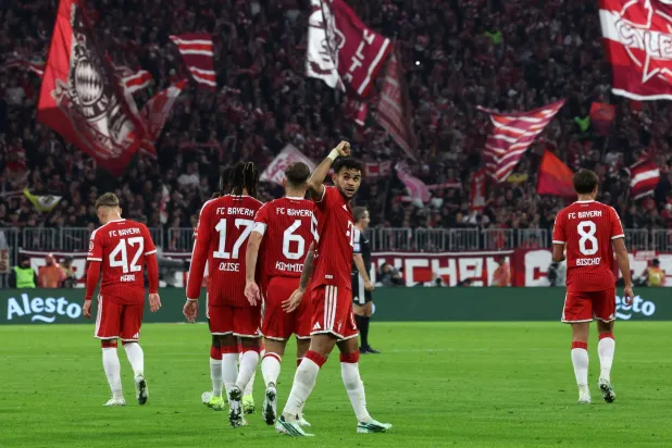لاعبو بايرن ميونيخ يحيون جماهير أليانز أرينا بعد الفوز الكبير على لايبزيغ (د.ب.أ)