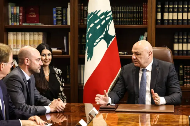 الرئيس اللبناني يلتقي وزير الخارجية الفرنسي في قصر بعبدا ببيروت مساء السبت (أ.ف.ب)