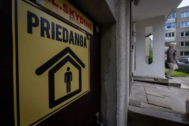 Litvanya’nın Vilnius kentindeki Fabijoniškės yerleşim bölgesinde, olası bir tehlike durumunda halkın sığınması için ayrılan bodrum katının girişinde sığınak yazılı sarı bir levha (Arşiv – AFP)