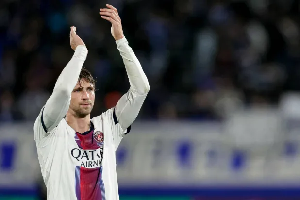  Paris Saint-Germain's Ukrainian defender #06 Illia Zabarnyi applauds at the end of the French L1 football match between RC Strasbourg Alsace and Paris Saint-Germain (PSG) at the Stade de la Meinau in Strasbourg, eastern France, on October 17, 2026. (AFP) 