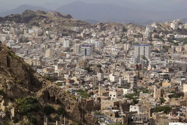 منظر عام لمدينة تعز المحاصرة من قبل الحوثيين (رويترز)