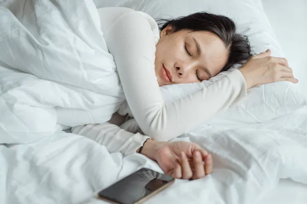 هل تنام وهاتفك بجوارك؟ 5 مخاطر صحية محتملة ينبغي أن تعرفها