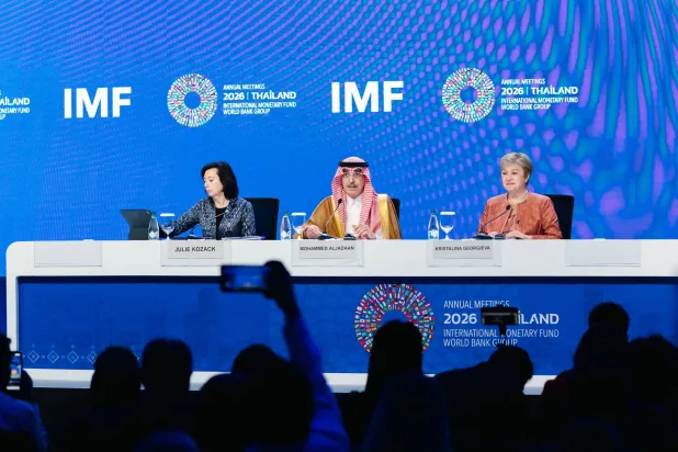 الجدعان يتحدث إلى الحضور خلال مشاركته في الاجتماعات السنوية لمجموعة البنك وصندوق النقد الدوليين لعام 2026 بالعاصمة التايلاندية بانكوك (الشرق الأوسط)