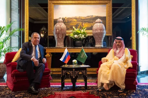 الأمير فيصل بن فرحان وزير الخارجية السعودي خلال لقائه نظيره الروسي سيرغي لافروف في المنامة (واس)