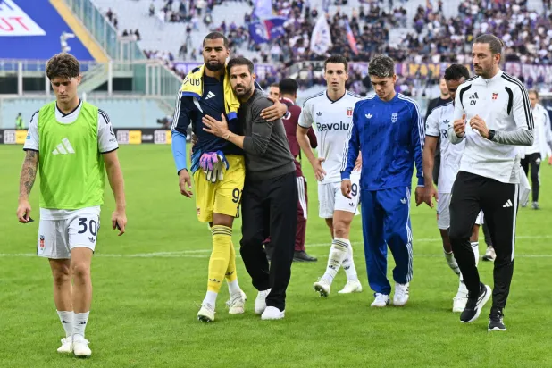 الإسباني سيسك فابريغاس مدرب كومو يحتفل مع مواطنه الحارس روبرت سانشيز بالفوز على الفيولا (رويترز)