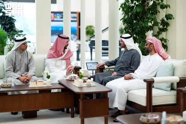 Minister of Defense Prince Khalid bin Salman bin Abdulaziz meets with President of the United Arab Emirates Sheikh Mohamed bin Zayed Al Nahyan at Qasr Al Shatie in Abu Dhabi on Sunday. (SPA)