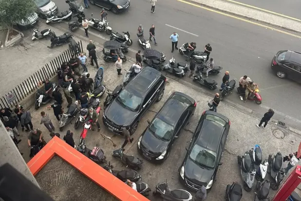 Beyrut’un güney banliyösünde güvenlik güçlerinin düzenlediği baskın sırasında ilaç şirketinin binasının önünde motosikletler. (Sosyal medyada paylaşılan görüntü)
