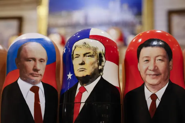 Moskova’daki bir hediyelik eşya dükkanında, ABD Başkanı Donald Trump ile Rus mevkidaşı Vladimir Putin ve Çinli mevkidaşı Şi Cinping’in resimlerinin yer aldığı matruşkalar (EPA)