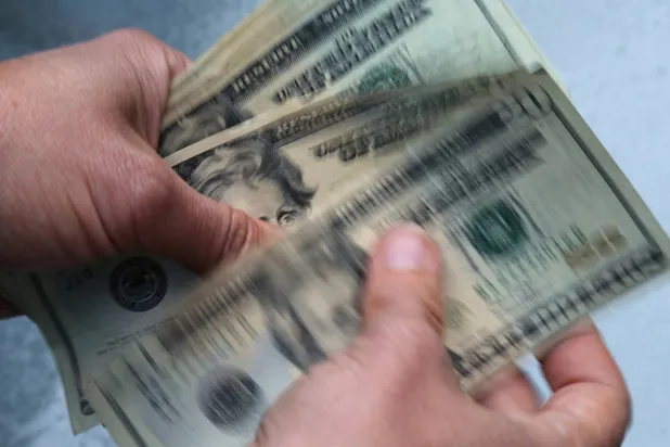 أوراق نقدية من فئة العشرين دولاراً في نورث أندوفر ماساتشوستس (أ.ب)
