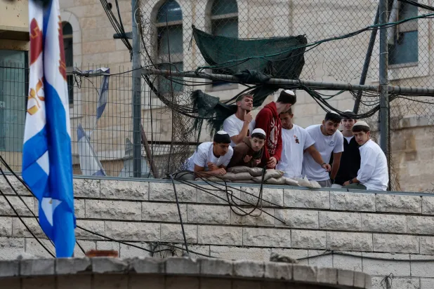  Israeli settlers take part in a weekly tour in Hebron, in the Israeli-occupied West Bank, October 17, 2026. (Reuters)