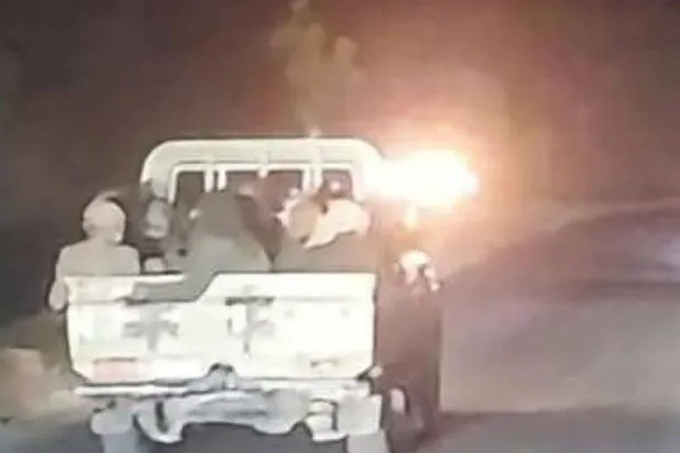 عربة حوثية على متنها مجندون جدد ضمن التعزيزات الحوثية الأخيرة إلى تعز (فيسبوك)