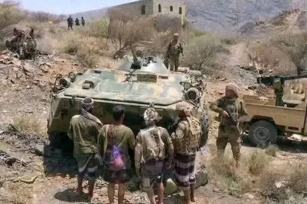 قوات الجيش اليمني في تعز تدحر الحوثيين من أحد المواقع وتستولي على آليات عسكرية (إعلام عسكري)