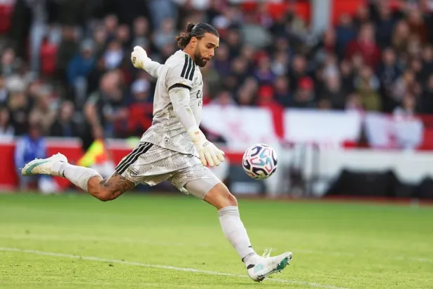  Arsenal's goalkeeper David Raya kicks the ball during the English Premier League soccer match between Nottingham Forest and Arsenal in Nottingham, England, Sunday, Oct. 18, 2026. (AP) 