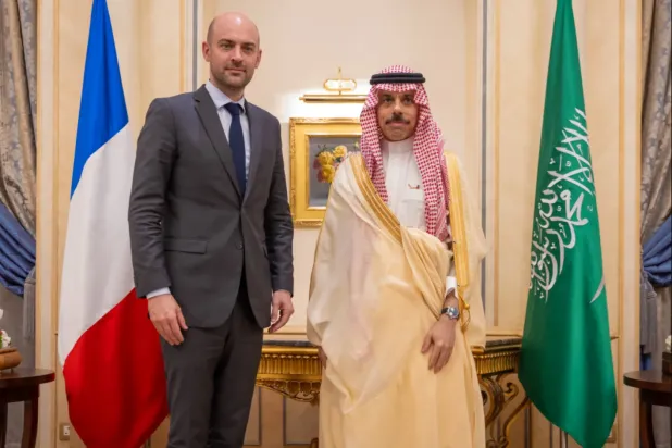 Suudi Arabistan Dışişleri Bakanı Faysal bin Ferhan ve Fransa Dışişleri Bakanı Jean-Noël Barrot görüşme sırasında (Suudi Arabistan Dışişleri Bakanlığı)