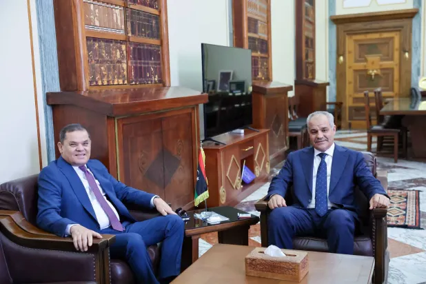 عبد الحميد الدبيبة رئيس «الوحدة» وناجي عيسي محافظ مصرف ليبيا المركزي - 23 أغسطس الماضي (مكتب الدبيبة)
