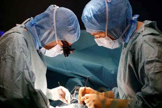 الامتناع عن الطعام قبل الجراحة خطوة أساسية لتقليل مخاطر التخدير والمضاعفات التي قد تهدد حياة المريض(رويترز)
