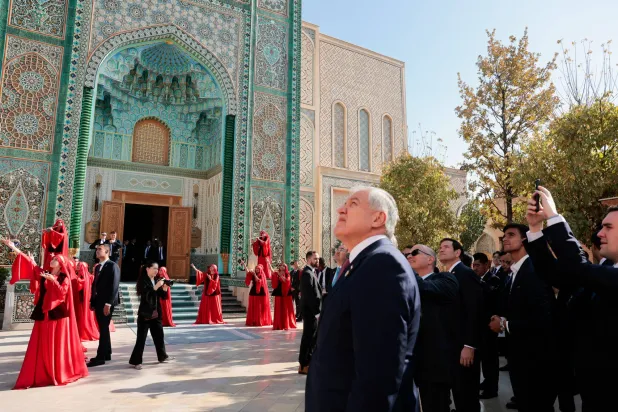 وزير الخارجية الأميركي ماركو روبيو يشاهد عرضاً ثقافياً برفقة مسؤولين من آسيا الوسطى بينهم وزيرا الخارجية الكازاخستاني مختار تيلوبيردي والطاجيكستاني سراج الدين محيي الدين في سمرقند بأوزبكستان (أ.ب)