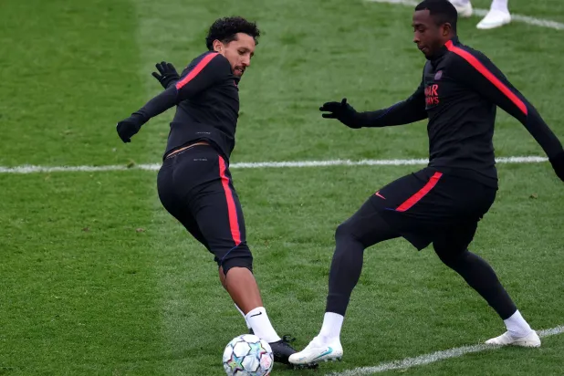  Paris Saint-Germain's Brazilian defender #05 Marquinhos (L) fights for the ball with Paris Saint-Germain's French defender #51 William Pacho during a training session at the Campus Paris Saint-Germain in Poissy, on October 19, 2026, on the eve of the UEFA Champions League first round day 3 football match against Barcelona. (AFP) 