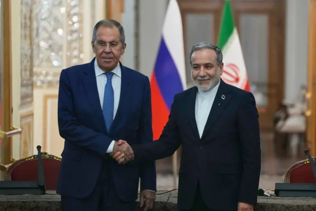  Iranian Foreign Minister Abbas Araghchi, right, and Russian Foreign Minister Sergei Lavrov shake hands after their meeting at Iran's Foreign Ministry in Tehran, Iran, Monday, Oct. 19, 2026. (AP) 