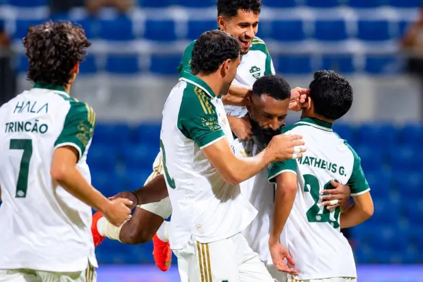 الاحتفال بتسجيل الهدف الثالث عبر اللاعب أرتيم (نادي الأهلي)