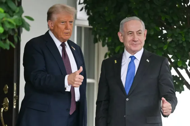 ABD Başkanı Donald Trump, Eylül 2025’te Beyaz Saray’a gelişinde İsrail Başbakanı Binyamin Netanyahu’yu karşılıyor. (AFP)