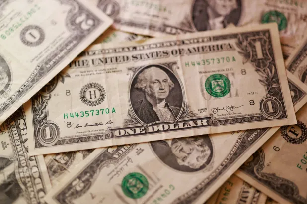 أوراق نقدية من فئة الدولار الأميركي (رويترز)