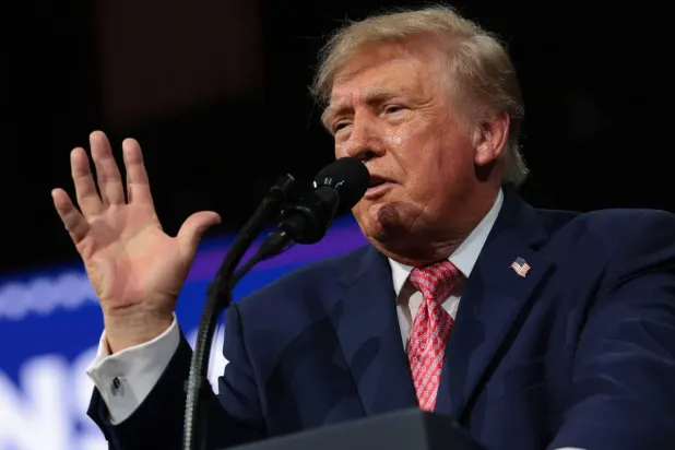 ABD Başkanı Donald Trump, Heartland Credit Union Arena’da düzenlenen seçim mitinginde konuşuyor. (AFP)