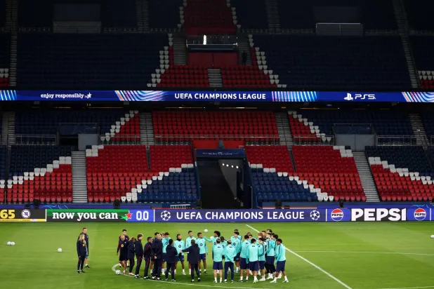 Barcelona's German coach Hans-Dieter Flick (C) talks to Barcelona's players during a training session at the Parc des Princes stadium in Paris on October 19, 2026, on the eve of the UEFA Champions League first round day 3 football match between Paris Saint Germain (PSG) and FC Barcelona. (Photo by FRANCK FIFE / AFP)