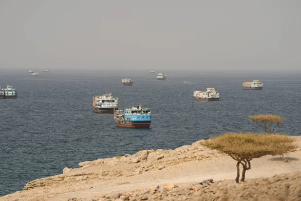 السفن في مضيق «هرمز» كما تظهر من مسندم بعمان (رويترز)