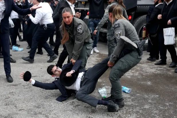 Kudüs’te Haredilerle yaşanan çatışmalar sırasında İsrail polisi. (Arşiv-Reuters)