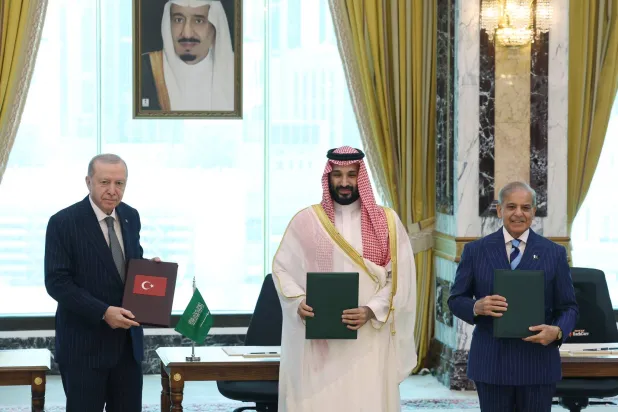 محمد بن سلمان ورجب طيب إردوغان وشهباز شريف عقب توقيع «اتفاقية مكة» (الرئاسة التركية)