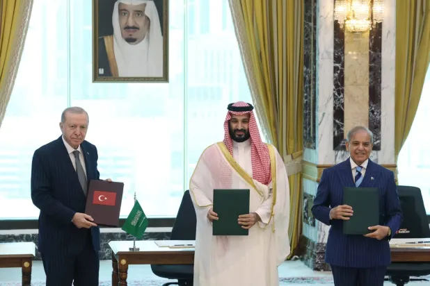 Suudi Arabistan Veliaht Prensi Muhammed bin Selman, Cumhurbaşkanı Recep Tayyip Erdoğan ve Pakistan Başbakanı Şahbaz Şerif, Mekke Anlaşması’nın imza töreninin ardından (Türkiye Cumhurbaşkanlığı)