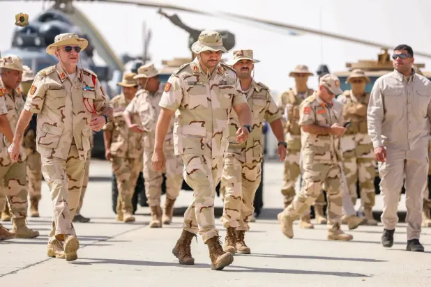 Ulusal Ordu" Komutan Yardımcısı Saddam Hafter, güneydeki el-Vav Askeri Üssü'nde incelemelerde bulunuyor (Ulusal Ordu)