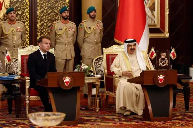 Bahreyn Kralı Hamad bin İsa, Fransa Cumhurbaşkanı Emmanuel Macron ile resmî görüşmelerde bulunurken (AFP)