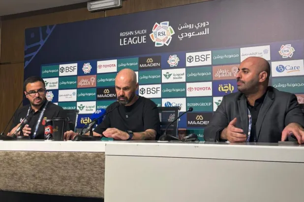 ماوريسيو دولاك مدرب فريق الرياض خلال المؤتمر الصحافي (الشرق الأوسط)