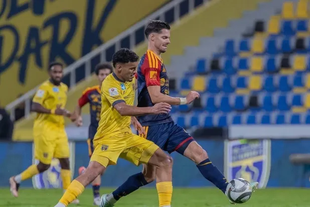 جوليان فايغل لاعب القادسية في صراع مع لاعب التعاون (تصوير: صالح الغنام)