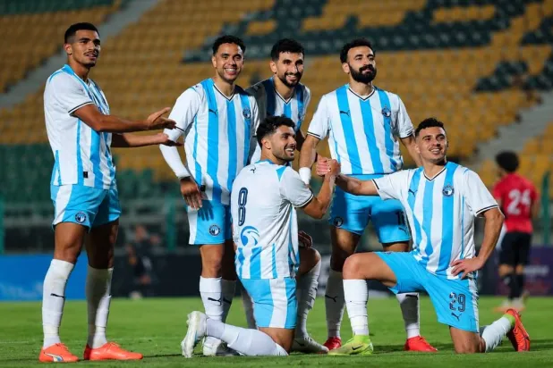 لاعبو بيراميدز يحتفلون بالفوز على طلائع الجيش ومواصلة صدارة الدوري المصري (نادي بيراميدز)