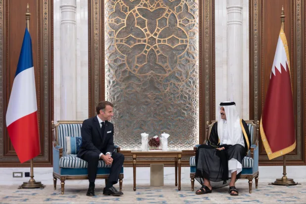 أمير قطر الشيخ تميم بن حمد والرئيس الفرنسي إيمانويل ماكرون خلال جلسة مباحثات في الدوحة الثلاثاء (قنا)