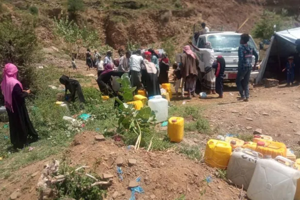 الحوثيون منعوا دخول المياه والوقود والغذاء إلى مدينة تعز (إعلام محلي)