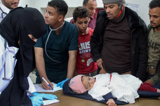 طفلة أصيبت جراء قصف شنه الحوثيون ترقد في أحد المستشفيات بمدينة تعز (رويترز)