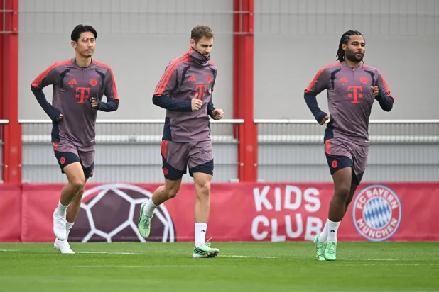 20 October 2026, Bavaria, Munich: (L-R) Bayern Munich's Hiroki Ito, Josip Stanisic and Serge Gnabry run during the team's final training session ahead of Wednesday's UEFA Champions League soccer match against Arsenal. (dpa) 