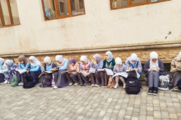 صورة متداولة على وسائل التواصل الاجتماعي لتلميذات أذريات منعن من دخول الصفوف بسبب الحجاب