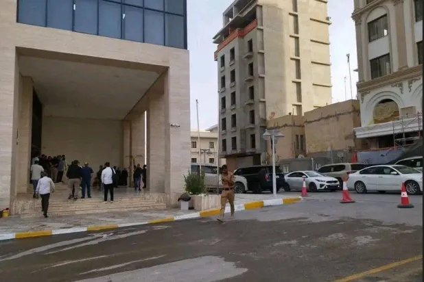 مقر ديوان المحاسبة في طرابلس لحظة حصاره الأربعاء (حسابات ليبية موثوقة)